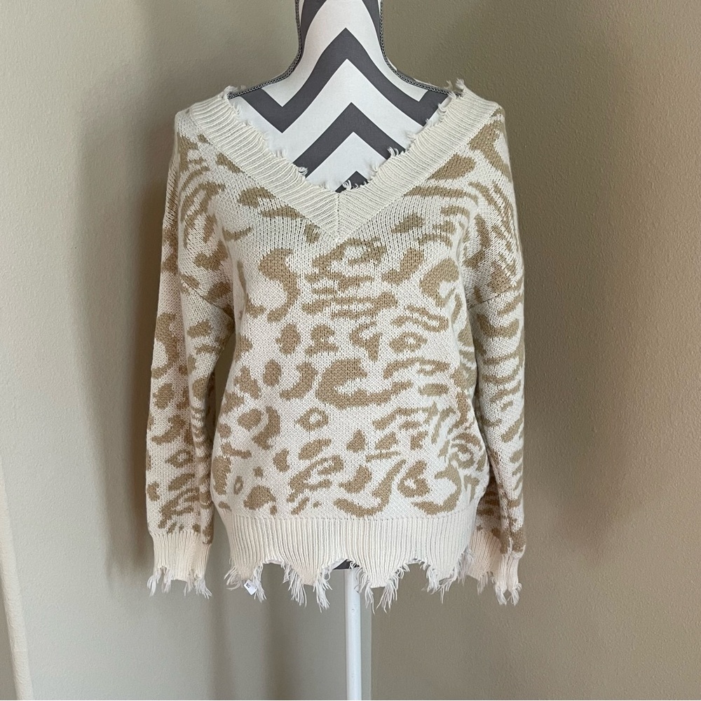 Leani - Animal Print V Neck Sweater - Size: Small